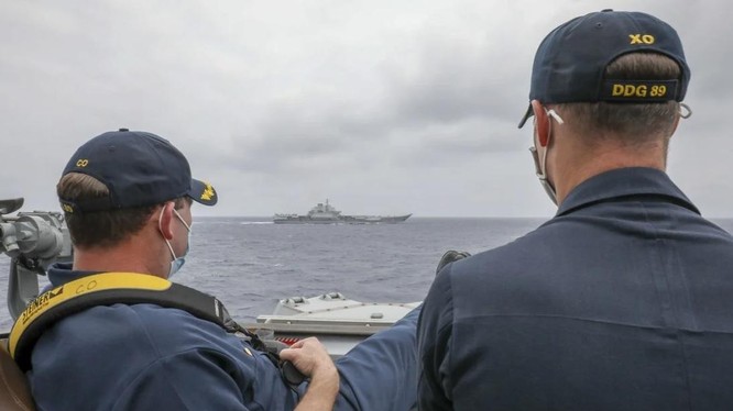Sĩ quan trên tàu USS Mustin theo dõi tàu Trung Quốc trên biển Hoa Đông ngày 4/4 (Ảnh: US Navy)
