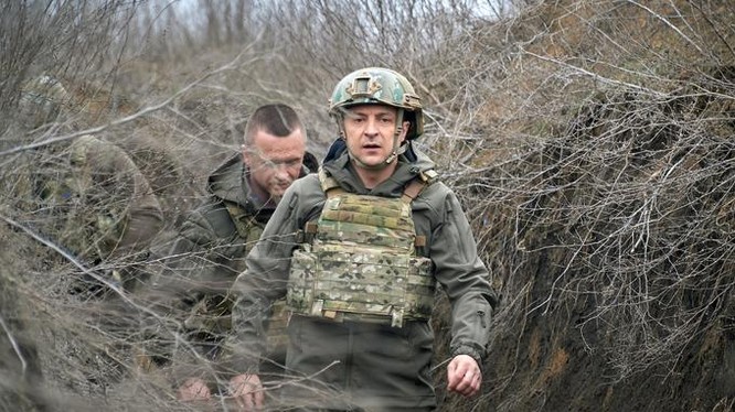 Tổng thống Volodymyr Zelensky mặc áo giáp tới thăm vùng Donbas hôm 9/4. Ảnh: Reuters.