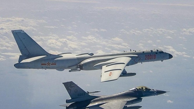 Chiến đấu cơ Đài Loan theo đuôi một máy bay ném bom của Trung Quốc ở Eo biển Đài Loan (Ảnh: Handout)