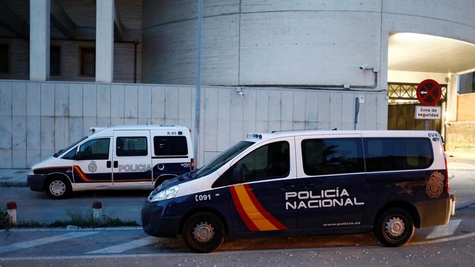 Nghi phạm truyền COVID-19 cho 22 người ở Tây Ban Nha đã bị cảnh sát bắt giữ (Ảnh: Reuters)