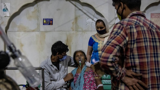 Ấn Độ tiếp tục ghi nhận số ca nhiễm trong ngày cao kỷ lục, trong bối cảnh nguồn oxy khan hiếm (Ảnh: Time)