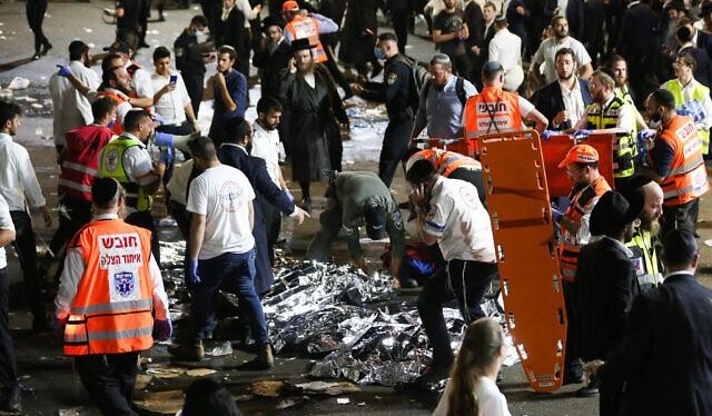 Nhiều thi thể nằm dưới đất sau thảm kịch giẫm đạp ở Israel (Ảnh: Times of Israel)