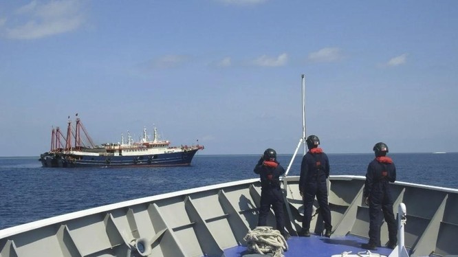 Philippines nói Hải cảnh Trung Quốc đã có những hành động thách thức nguy hiểm với 2 tàu Hải cảnh của họ (Ảnh: AP)