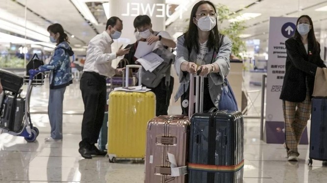 Hành khách tại sân bay Changi của Singapore (Ảnh: EPA)