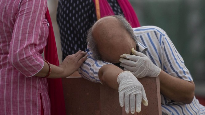 Người đàn ông ở bang Uttar Pradesh vật vã trong nỗi đau mất người thân vì COVID-19, ngày 6/5 (Ảnh: Reuters)