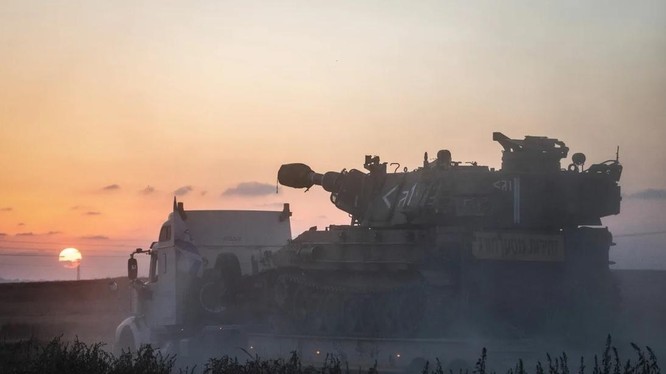 Pháo tự hành của Israel được triển khai tới biên giới với Gaza, gần Sderot (Ảnh: DPA)