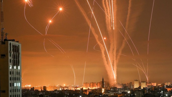 Hàng loạt trái rocket được phóng từ Beit Lahia, Dải Gaza, về phía Israel (Ảnh: AFP)