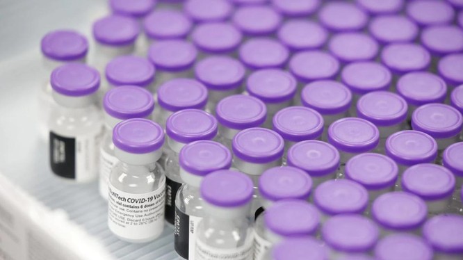 Vaccine của Pfizer có thể đượ bảo quản trong tủ lạnh tối đa 1 tháng (Ảnh: Reuters)