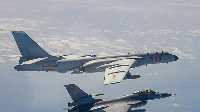 Một chiến đấu cơ Đài Loan đang theo sát máy bay ném bom của Trung Quốc ở eo biển Đài Loan hồi năm ngoái (Ảnh: SCMP)