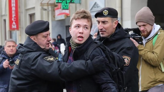Nhà báo Roman Protasevich bị cảnh sát bắt giữ trong một cuộc tuần hành ở Minsk năm 2017 (Ảnh: EPA)