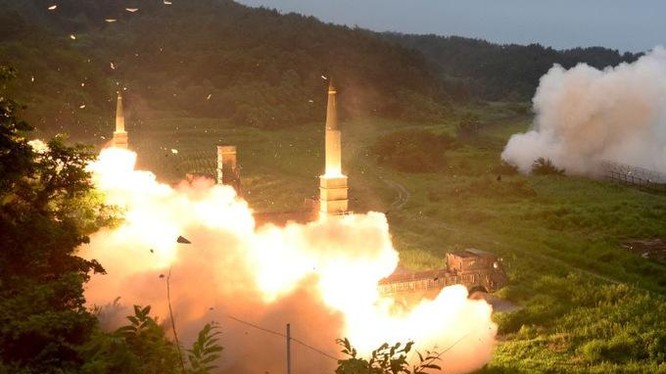 Tên lửa đạn đạo Hyunmoo 2 của Hàn Quốc phóng thử năm 2017. Ảnh: AP.