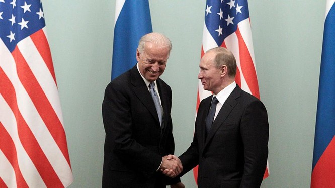 Ông Biden và Putin bắt tay nhau trong một cuộc gặp (Ảnh: RT)
