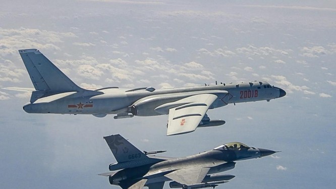 Chiến đấu cơ Đài Loan theo sát một máy bay ném bom của Trung Quốc trên Eo biển Đài Loan hồi tháng 2/2021 (Ảnh: SCMP)