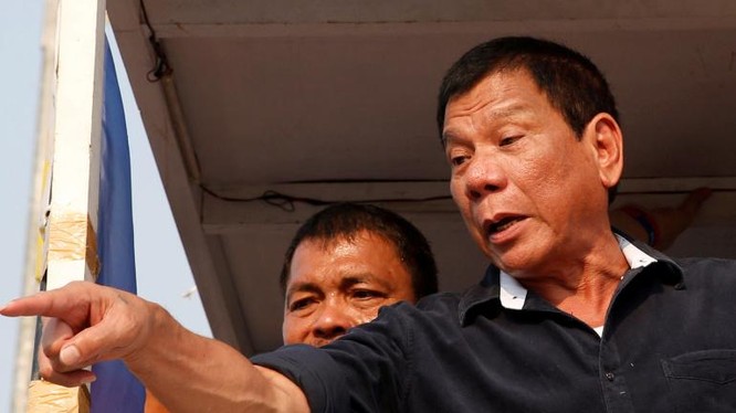 Tổng thống Duterte dọa bỏ tù những người từ chối tiêm vaccine COVID-19 (Ảnh: Reuters)
