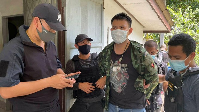 Cảnh sát áp giải Kawin Saengnilkul (thứ ba từ trái sang) sau khi nghi phạm đầu thú tại tỉnh Ranong ngày 24/6. Ảnh: Cảnh sát Thái Lan.