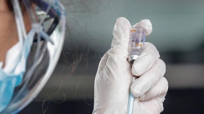 Luồng tin sai lệch về vaccine COVID-19 gây ra thách thức cho nỗ lực tiêm chủng ở nhiều nước Đông Nam Á (Ảnh: EPA)