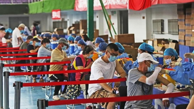 Người dân ở Liêu Ninh, Trung Quốc đi tiêm vaccine ngừa COVID-19 trong tháng 6 vừa qua (Ảnh: Xinhua)