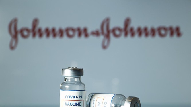 Vaccine COVID-19 của Johnson & Johnson từng bị tạm ngừng sử dụng do quan ngại về chứng huyết khối sau tiêm (Ảnh: Getty)