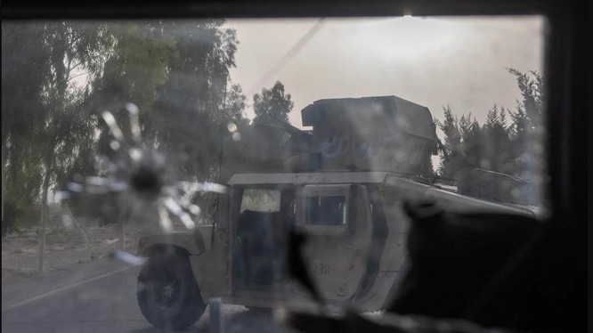 Một xe quân sự của quân đội Afghanistan bị hư hại sau cuộc đụng độ ác liệt với Taliban ở Kandahar, ngày 13/7 (Ảnh: Reuters)