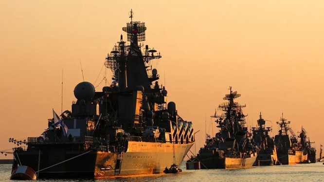 Các chiến hạm Nga trong một cuộc diễu binh hải quân tại Sevastopol năm 2019 (Ảnh: Sputnik)