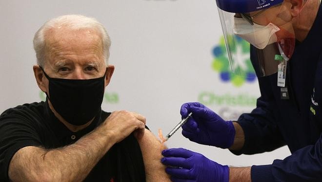 Tổng thống Mỹ Joe Biden tiêm vắc xin Covid-19 mũi 2 hồi tháng 1/2021 (Ảnh: Reuters)
