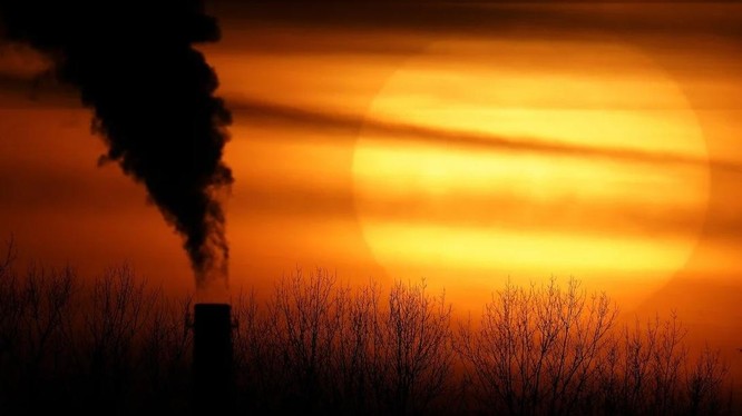 Cứ mỗi 4.434 tấn carbon thải ra bầu khí quyển Trái Đất vào năm 2020 sẽ giết chết 1 người trong thế kỷ này (Ảnh: AP)