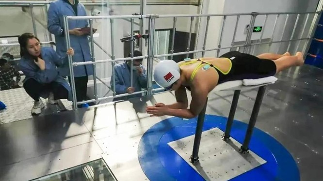 VĐV bơi lội và các nhà khoa học Trung Quốc trong một cuộc thử nghiệm đánh giá (Ảnh: CASC)