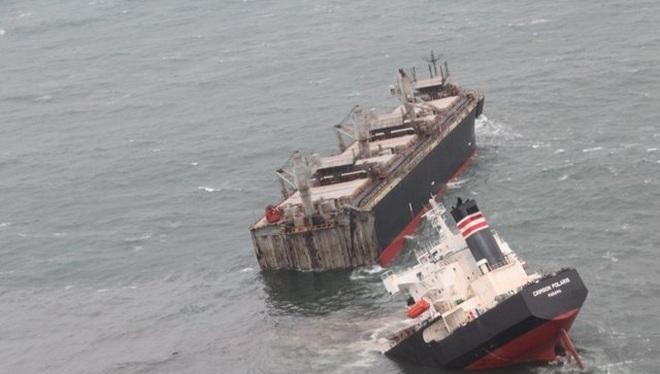 Tàu hàng mang cờ Panama vỡ làm đôi sau khi mắc cạn ở Nhật Bản (Ảnh: Reuters)