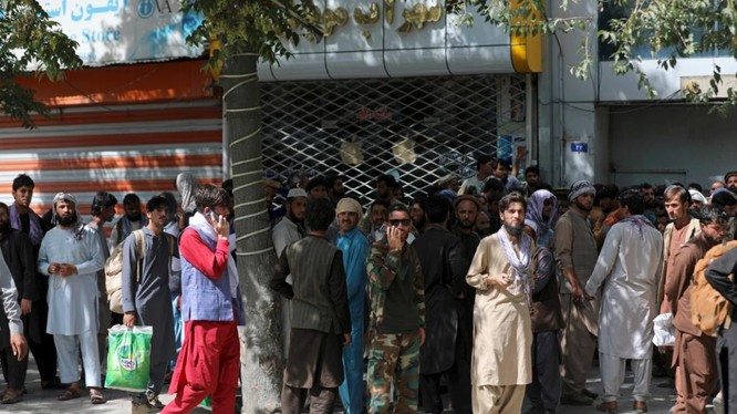 Người dân xếp hàng dài trong nhiều giờ để rút tiền tại một ngân hàng ở thủ đô Kabul (Ảnh: AP)