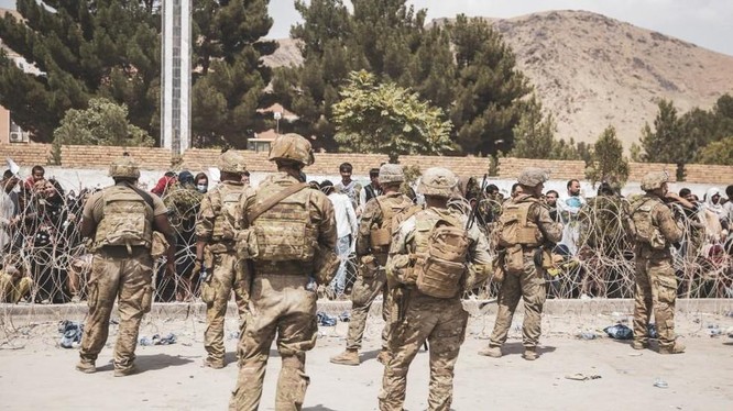Binh sĩ Mỹ đảm bảo an ninh tại sân bay ở thủ đô Kabul (Ảnh: RT)