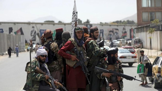 Chiến binh Taliban tổ chức tuần tra tại thủ đô Kabul, Afghanistan (Ảnh: AP)