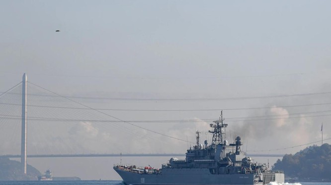 Chiến hạm Nga BSF Tsezar Kunikov 158 băng qua eo Bosphorus ngoài khơi Thổ Nhĩ Kỳ (Ảnh: AFP)