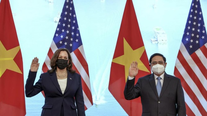 Thủ tướng Phạm Minh Chính tiếp đón Phó Tổng thống Mỹ Kamala Harris hôm 25/8 (Ảnh: AP)