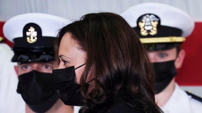 Phó Tổng thống Mỹ Kamala Harris thăm tàu USS Tulsa ở Singapore hôm đầu tuần này (Ảnh: Reuters)