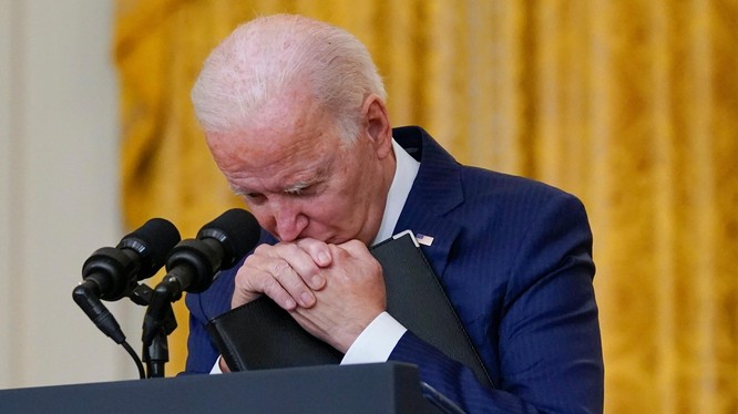 Tổng thống Mỹ Joe Biden tuyên bố sẽ trả thù những kẻ đứng đằng sau vụ tấn công sân bay Kabul (Ảnh: Star Tribune)