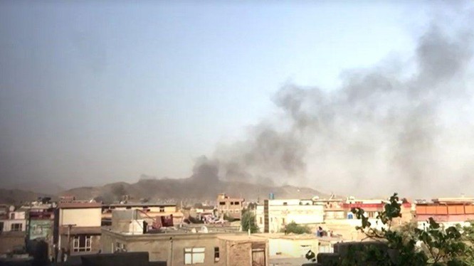 Cột khói đen bốc lên sau một vụ nổ lớn ở thủ đô Kabul (Ảnh: Reuters)