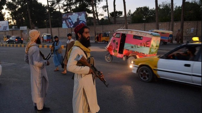 Các tay súng của Taliban đứng canh gác ở một góc đường, thành phố Herat, Afghanistan (Ảnh: AFP)
