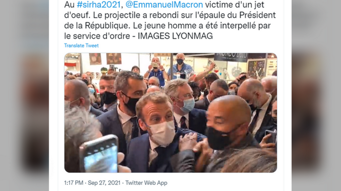 Tổng thống Pháp Emmanuel Macron bị ném vật thể lạ vào người tại một hội chợ ở Lyon (Ảnh: RT)