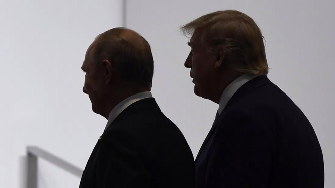 Tổng thống Putin và Tổng thống Trump trước khi chụp ảnh chung tại Hội nghị thượng đỉnh G20 ở Osaka, Nhật Bản năm 2019 (Ảnh: AP)