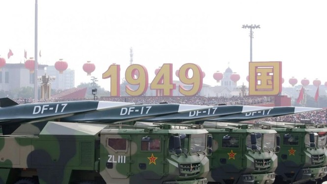 Mẫu tên lửa siêu thanh DF-17 của Trung Quốc trong một cuộc diễu binh (Ảnh: National Interest)