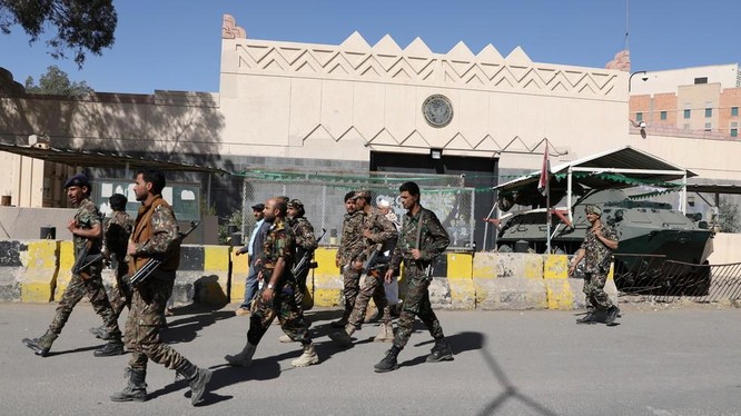 Ảnh tư liệu cho thấy binh sĩ Yemen đảm bảo an ninh bên ngoài Đại sứ quán Mỹ ở Sana'a (Ảnh: Reuters)