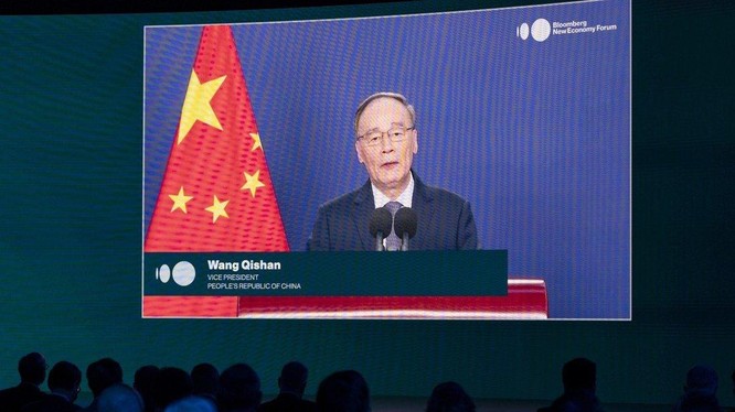 Phó Chủ tịch Trung Quốc Vương Kỳ Sơn phát biểu tại Diễn đàn Kinh tế mới Bloomberg ở Singapore hôm 17/11 (Ảnh: Bloomberg)