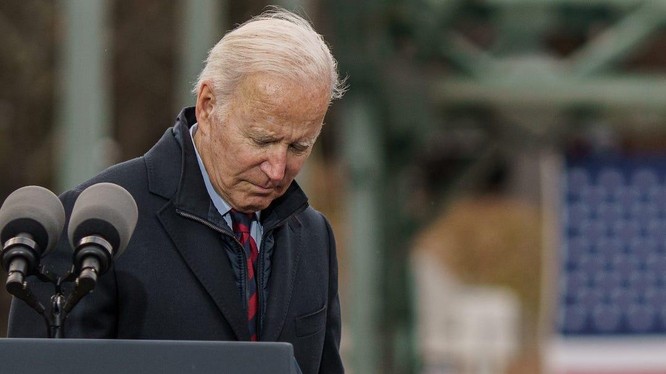 Tổng thống Mỹ Joe Biden thường ho, hắng giọng trong lúc phát biểu (Ảnh: Business Insider)