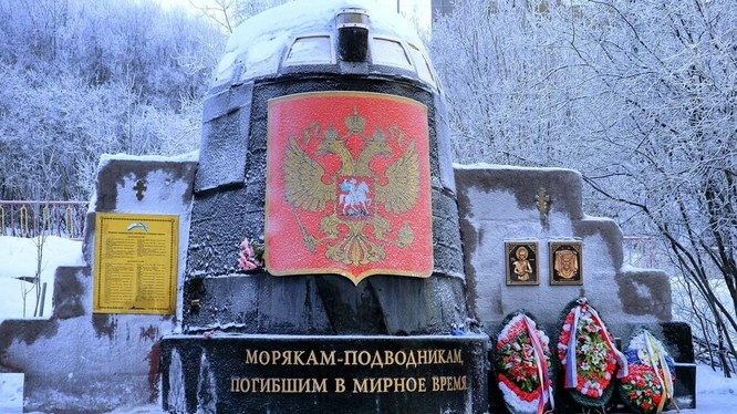 Một mảnh vỡ từ khoang lái tàu ngầm nguyên tử Kursk được đặt tại đài tưởng niệm ở Murmansk (Ảnh: Sputnik)