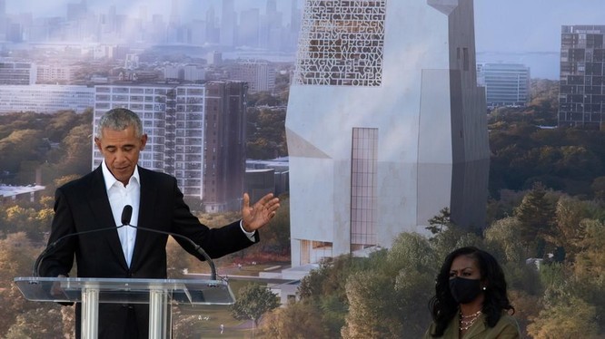 Ông Barack Obama trong buổi thuyết trình về trung tâm tổng thống mang tên mình hồi tháng 9 vừa qua (Ảnh: Reuters)