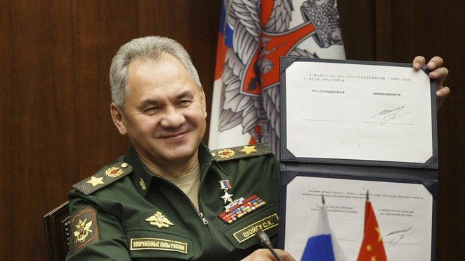 Bộ trưởng Quốc phòng Nga Sergei Shoigu ký lộ trình tăng cường hợp tác quân sự với Trung Quốc (Ảnh: AP)
