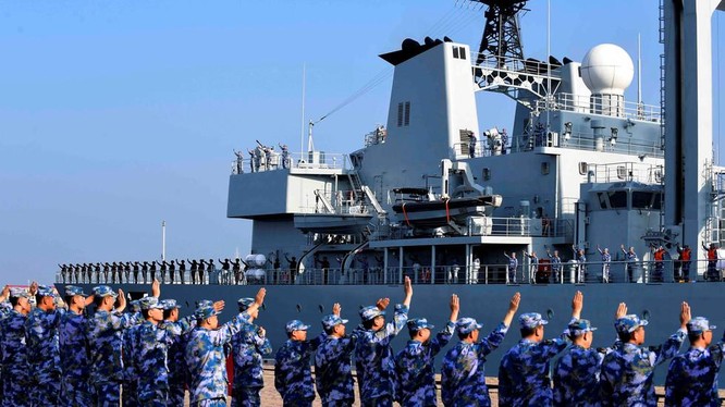 Một chiến hạm Trung Quốc ở Thanh Đảo (Ảnh: Reuters)