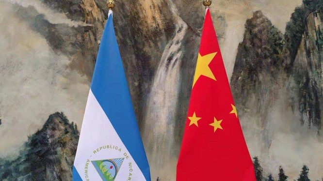 Quốc kỳ Nicaragua và Trung Quốc trước hội nghị được tổ chức tại Thiên Tân hôm 10/12 (Ảnh: Handout)
