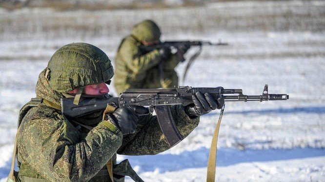 Binh sĩ Nga tập luyện tại trường bắn Kadamovskiy ở Rostov (Ảnh: AP)