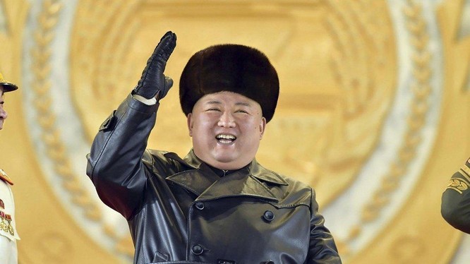 Lãnh đạo Triều Tiên Kim Jong-un trong cuộc diễu binh hồi tháng 1/2021 (Ảnh: AP)